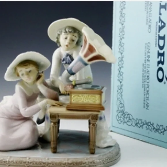 Elegant Lladro Music Time Boy And Girl Porcelain Figurine with Gramophone #5430 - Picture 2 of 5
